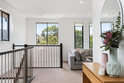 Spacious 4-Bed House With Parking And Backyard - Lightning Ridge Tourism 1