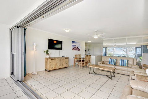 SPIN13- ESCAPE TO MOOLOOLABA - Lightning Ridge Tourism 1