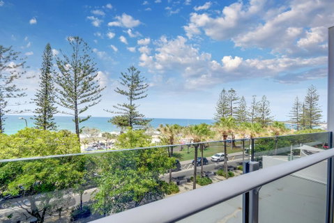 SPIN13- ESCAPE TO MOOLOOLABA - Lightning Ridge Tourism 0