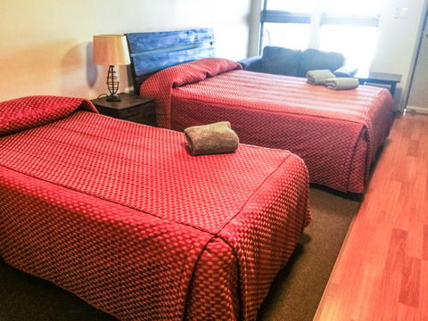 Spinifex Hotel - Lightning Ridge Tourism 0
