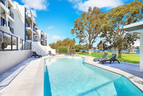 Spinnaker Quays - Lightning Ridge Tourism 0