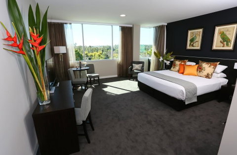 Springfield Lakes Boutique Hotel - Lightning Ridge Tourism 1