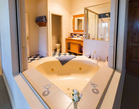 Strathearn Park Lodge - Lightning Ridge Tourism 3