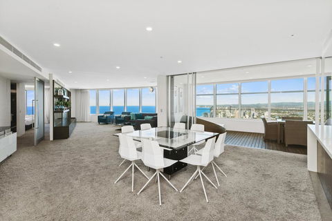 Stunning 4 Bedroom Sub Penthouse - Level 60 Q1 - Lightning Ridge Tourism 0
