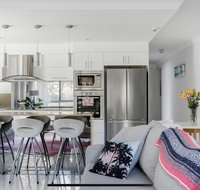Stunning Burleigh Beach Apartment - Lightning Ridge Tourism