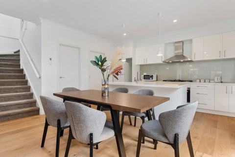 Style, Comfort And Convenience - Lightning Ridge Tourism 1