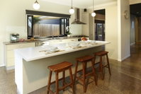 Stylish Living- Fireplace WiFi Linen 4 bdrm Beach 850m