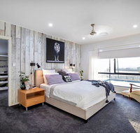 Sunset Penthouse Couples Retreat close to Airlie Beach Champagne on arrival - Lightning Ridge Tourism