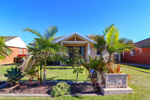 Surfside - Lightning Ridge Tourism 0