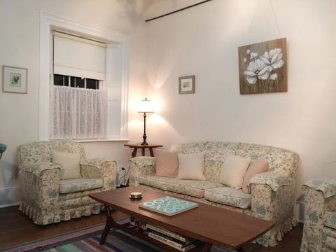 Surgeon's Cottage - Lightning Ridge Tourism 1