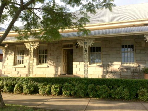 Surgeon's Cottage - Lightning Ridge Tourism 0