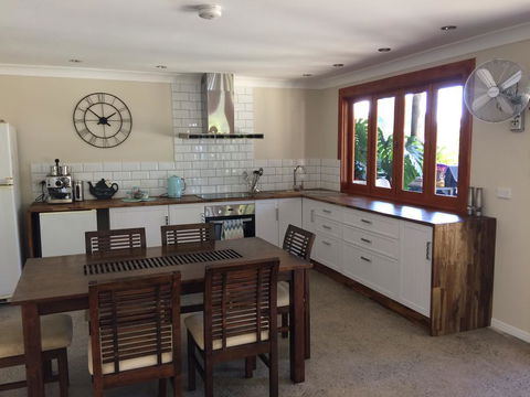TAKURA HEIGHTS Modern Country Apartment With Pool Access - Lightning Ridge Tourism 0