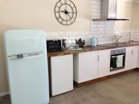 TAKURA HEIGHTS Modern Country Apartment With Pool Access - Lightning Ridge Tourism 3