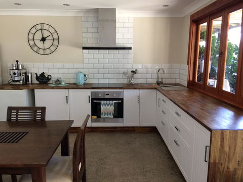 TAKURA HEIGHTS Modern Country Apartment With Pool Access - Lightning Ridge Tourism 2
