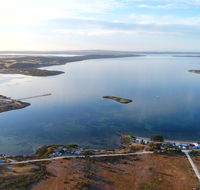 Tall Pines Beach House at Mount Dutton Bay part of Coffin Bay waterways - Lightning Ridge Tourism