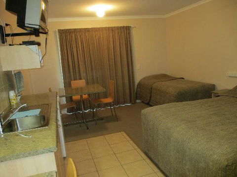 Tambo Mill Motel & Caravan Park - Lightning Ridge Tourism 3