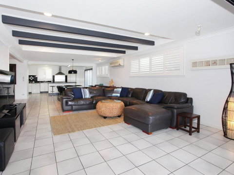 Tarcoola 49 - 4 BDRM Canal Home With Pool - Lightning Ridge Tourism 1