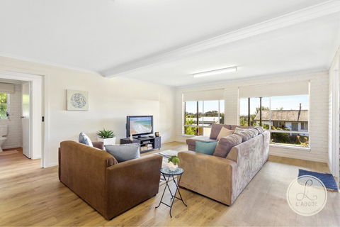 TASSIE SEASIDE SERENITY - L'Abode Accommodation - Lightning Ridge Tourism 1