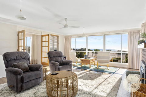 TASSIE SEASIDE SERENITY - L'Abode Accommodation - Lightning Ridge Tourism 0