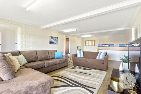 TASSIE SEASIDE SERENITY - L'Abode Accommodation - Lightning Ridge Tourism 3