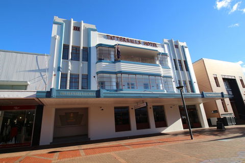 Tattersalls Hotel - Lightning Ridge Tourism 0