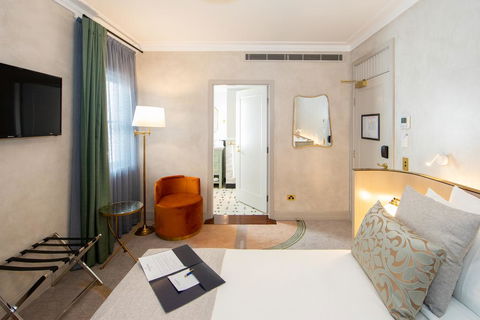 Tattersalls Hotel - Lightning Ridge Tourism 1