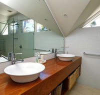 THE BEACH HOUSE - Lightning Ridge Tourism