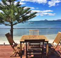 The Beach House' 169 Soldiers Point Road - right on the waterfront - Lightning Ridge Tourism