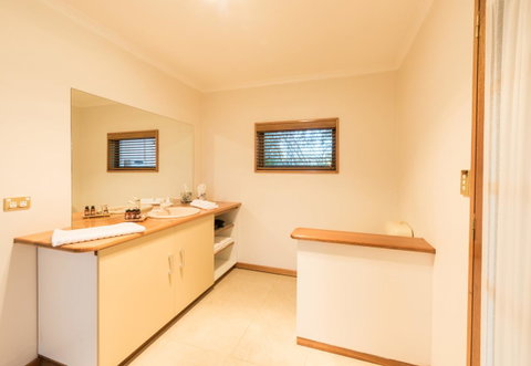 Parnella Kettering - Lightning Ridge Tourism 6