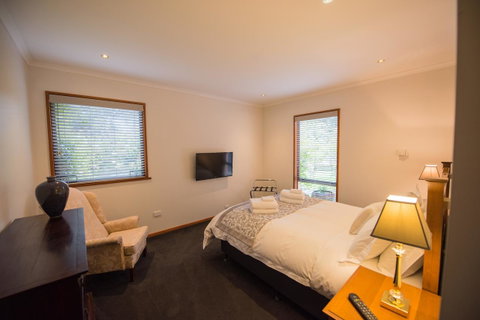 Parnella Kettering - Lightning Ridge Tourism 14