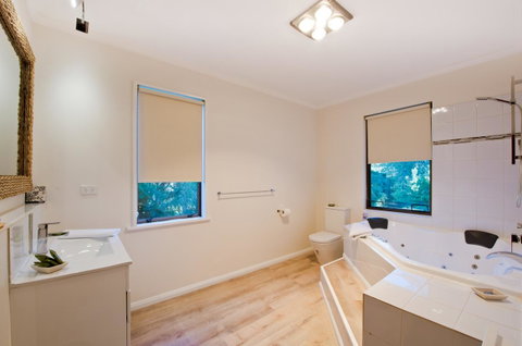 Parnella Kettering - Lightning Ridge Tourism 9