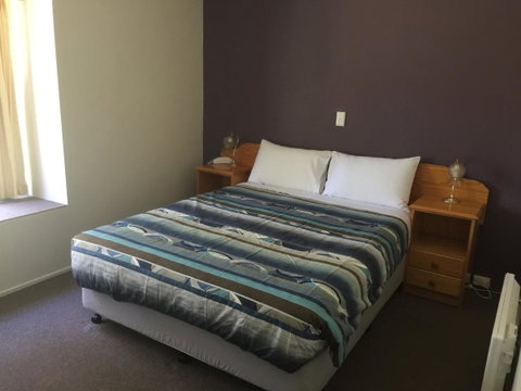 The Fox And Hounds Historic Hotel - Lightning Ridge Tourism 10