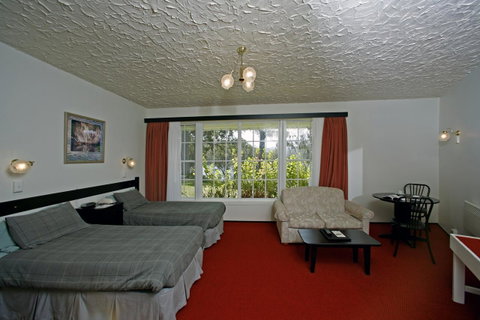 The Fox And Hounds Historic Hotel - Lightning Ridge Tourism 30
