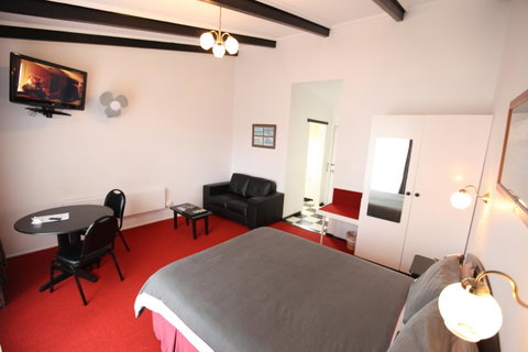 The Fox And Hounds Historic Hotel - Lightning Ridge Tourism 34