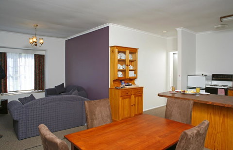 The Fox And Hounds Historic Hotel - Lightning Ridge Tourism 20