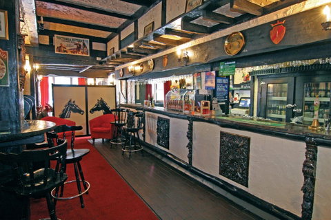 The Fox And Hounds Historic Hotel - Lightning Ridge Tourism 33