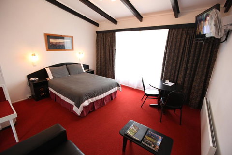 The Fox And Hounds Historic Hotel - Lightning Ridge Tourism 16