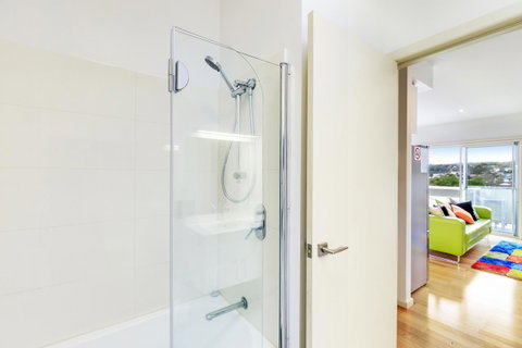 Bellerive Marina View Apartments No 28 - Lightning Ridge Tourism 9