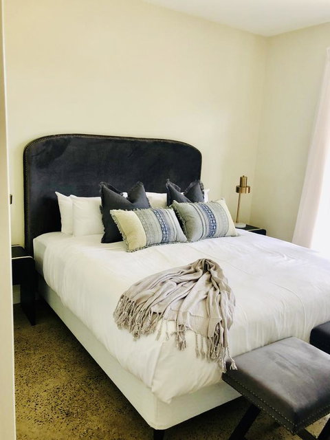 EMBRACING EVANDALE - Hosted By L'Abode Accommodation - Lightning Ridge Tourism 3