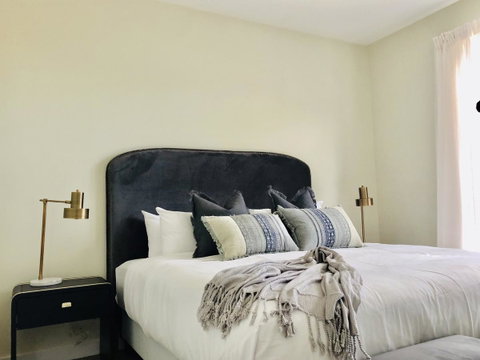 EMBRACING EVANDALE - Hosted By L'Abode Accommodation - Lightning Ridge Tourism 14