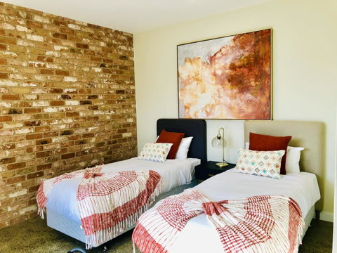 EMBRACING EVANDALE - Hosted By L'Abode Accommodation - Lightning Ridge Tourism 15