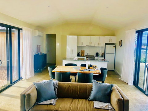 EMBRACING EVANDALE - Hosted By L'Abode Accommodation - Lightning Ridge Tourism 2
