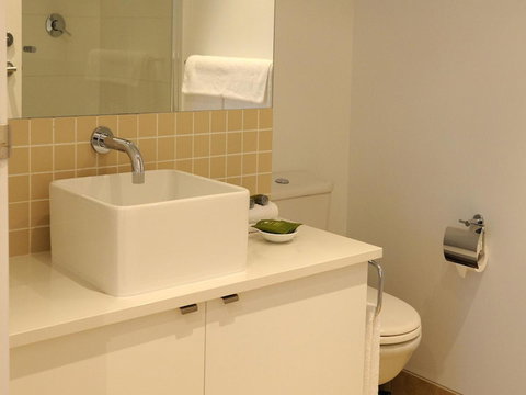 The Victoria Apartments - Lightning Ridge Tourism 16