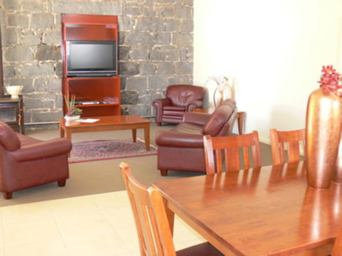 The Victoria Apartments - Lightning Ridge Tourism 30