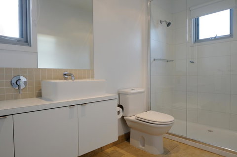 The Victoria Apartments - Lightning Ridge Tourism 12