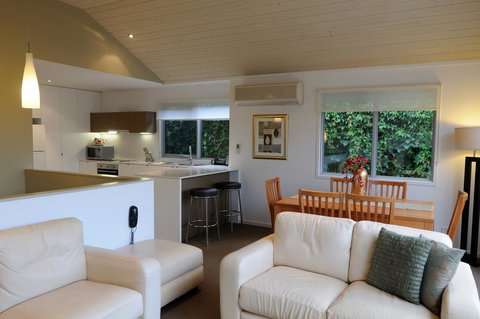 The Victoria Apartments - Lightning Ridge Tourism 11