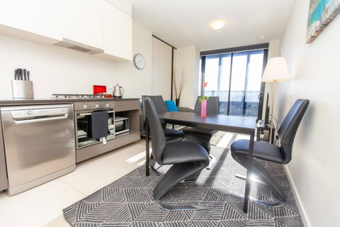Melbourne SkyHigh Apartments - Lightning Ridge Tourism 8