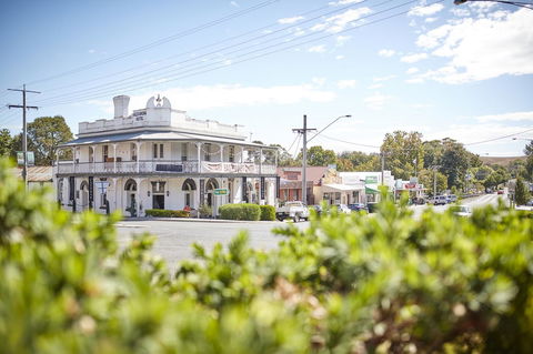 The Alexandra Hotel - Lightning Ridge Tourism 0