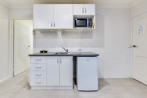Allambi Holiday Apartments - Lightning Ridge Tourism 34
