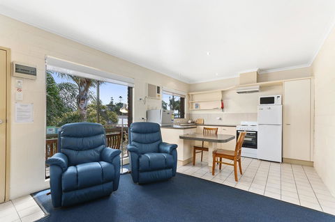 Allambi Holiday Apartments - Lightning Ridge Tourism 9